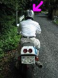 ロガーヘルメット着用してバイクにまたがった写真