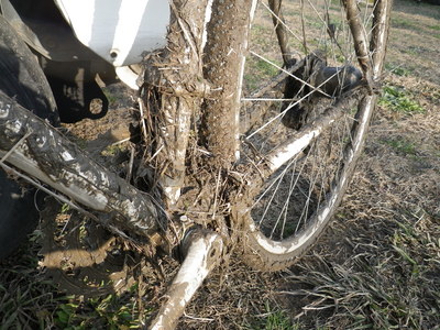 ドロドロの自転車のアップの写真